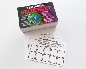 Vizitke trgovine Velik Svet s seznamom izdelkov in karticami zvestobe.