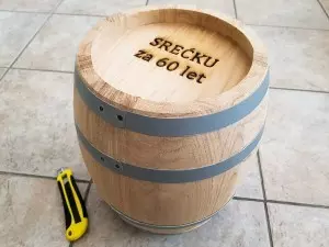 Graviranje na lesen sod za vino