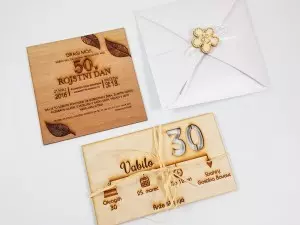 Gravirana lesena rojstnodnevna vabila za 30. in 50. rojstni dan z rustikalnim izgledom.