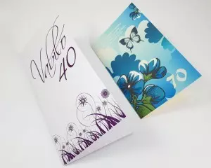 Dvojica vabil z modernim dizajnom – eno minimalistično za 40 let, drugo pisano z metulji za 70 let.