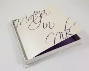 Luksuzno poročno vabilo z imeni Mateja in Nik, predstavljeno v elegantni darilni škatlici.