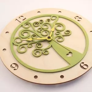 Stenska ura Hrastnik, zelena od blizu