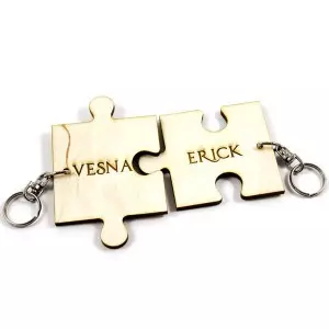 Obesek puzzle z gravuro imen