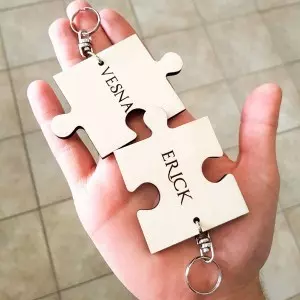 Obesek puzzle z gravuro imen na roki