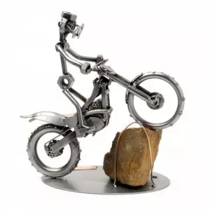 Trial kovinska skulptura