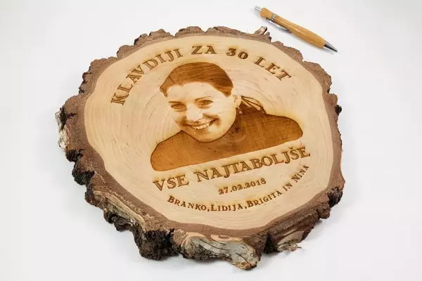 Graviranje fotografije na les