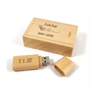 USB ključek v leseni škatlici