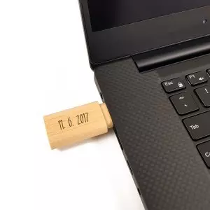 USB ključek v leseni škatlici z gravuro