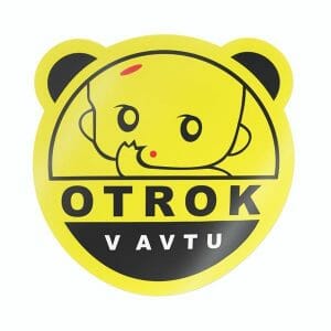 otrok v avtu