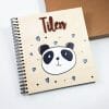 Otroški album z imenom, mala panda na leseni platnici