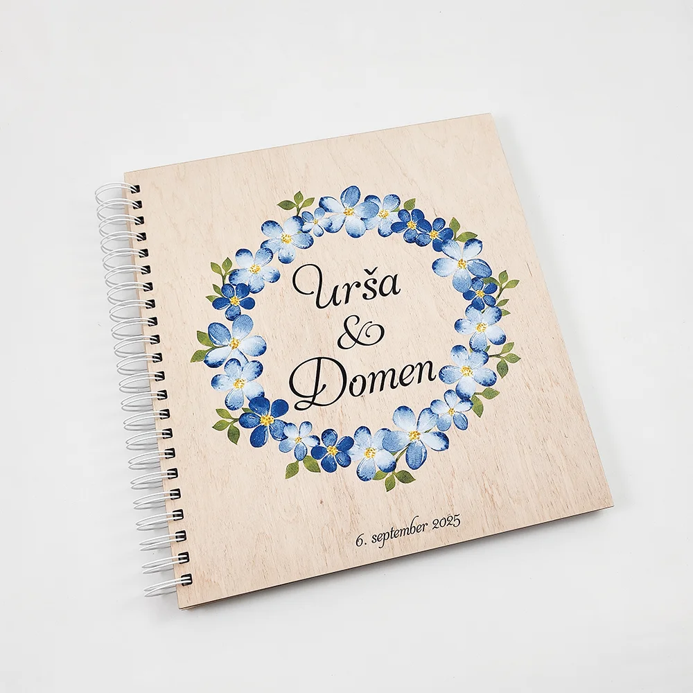 Personaliziran lesen album modrih cvetlic