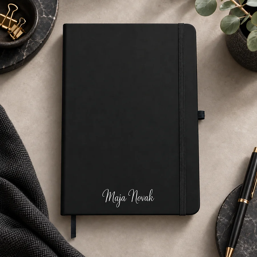 Personaliziran rokovnik A5 v črni barvi z napisom Maja Novak
